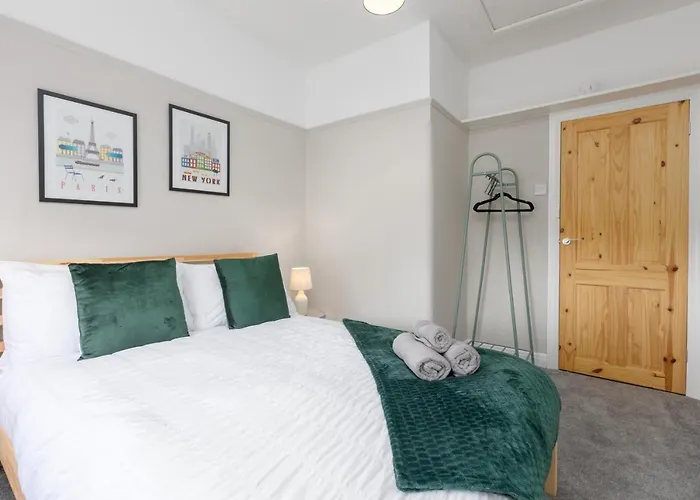 Charles Alexander Short Stay - Ansdell House